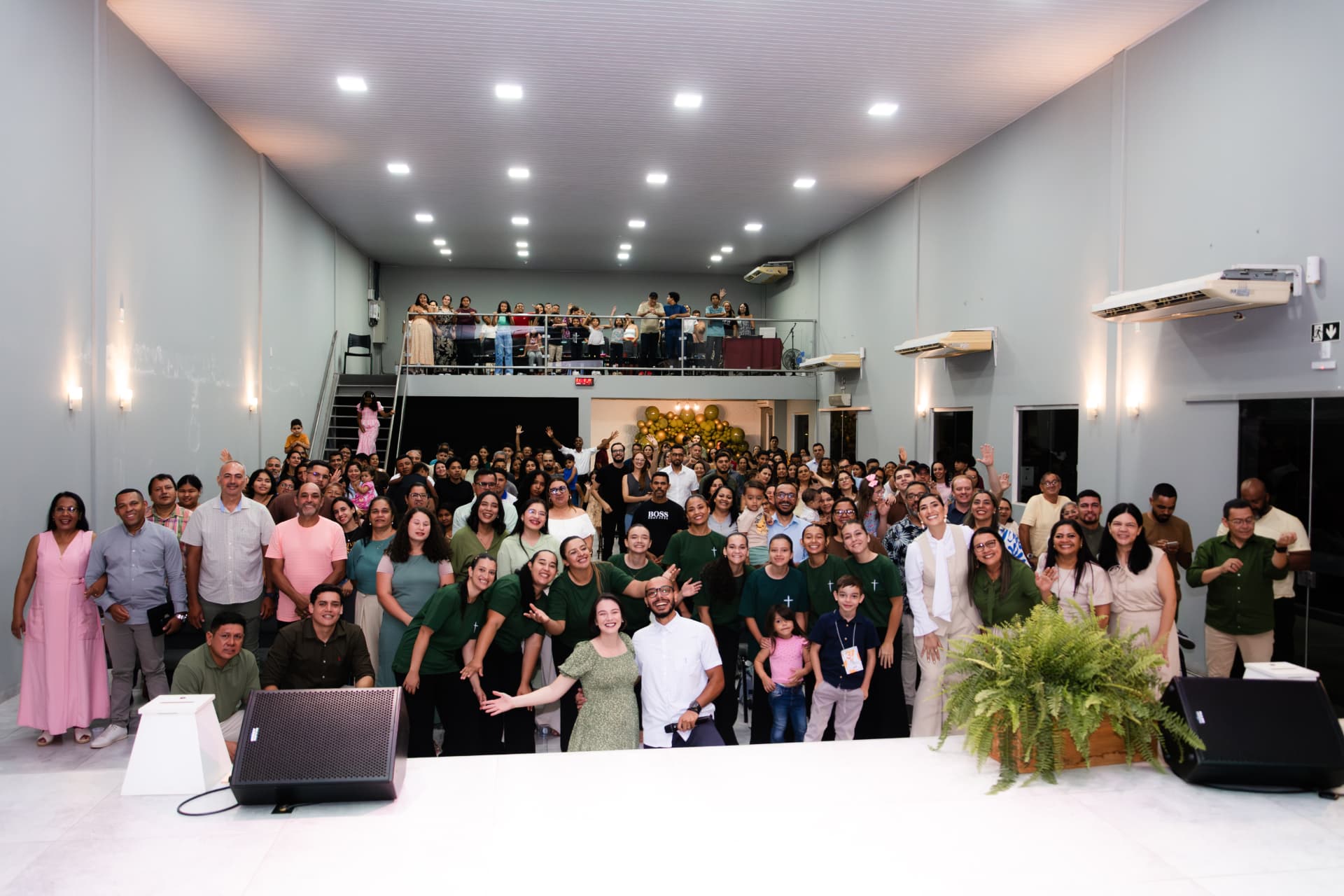 Congregação da Igreja Manhã Gloriosa reunida no templo
